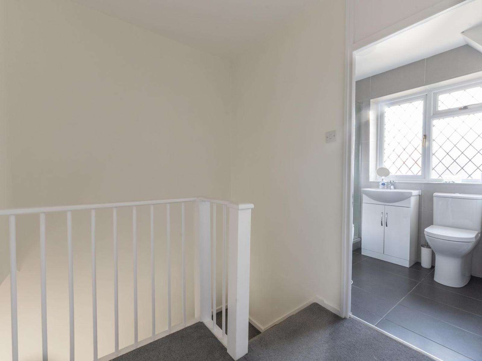 Pass The Keys Bright Spacious 4br House Elizabeth Line * Londra