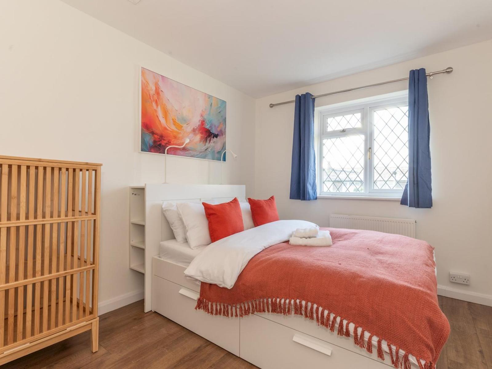 Pass The Keys Bright Spacious 4br House Elizabeth Line * Londra